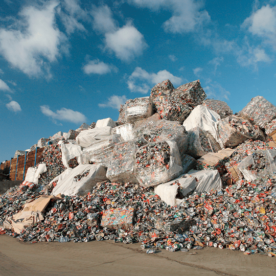 berg plastic blikjes bij restafval