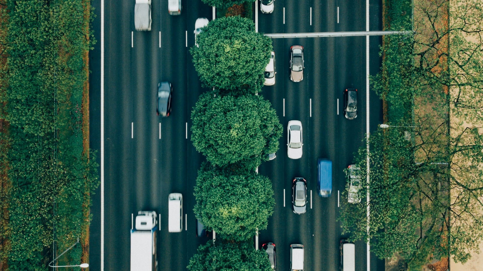 Auto's die deelnemen aan het verkeer op twee rijbanen