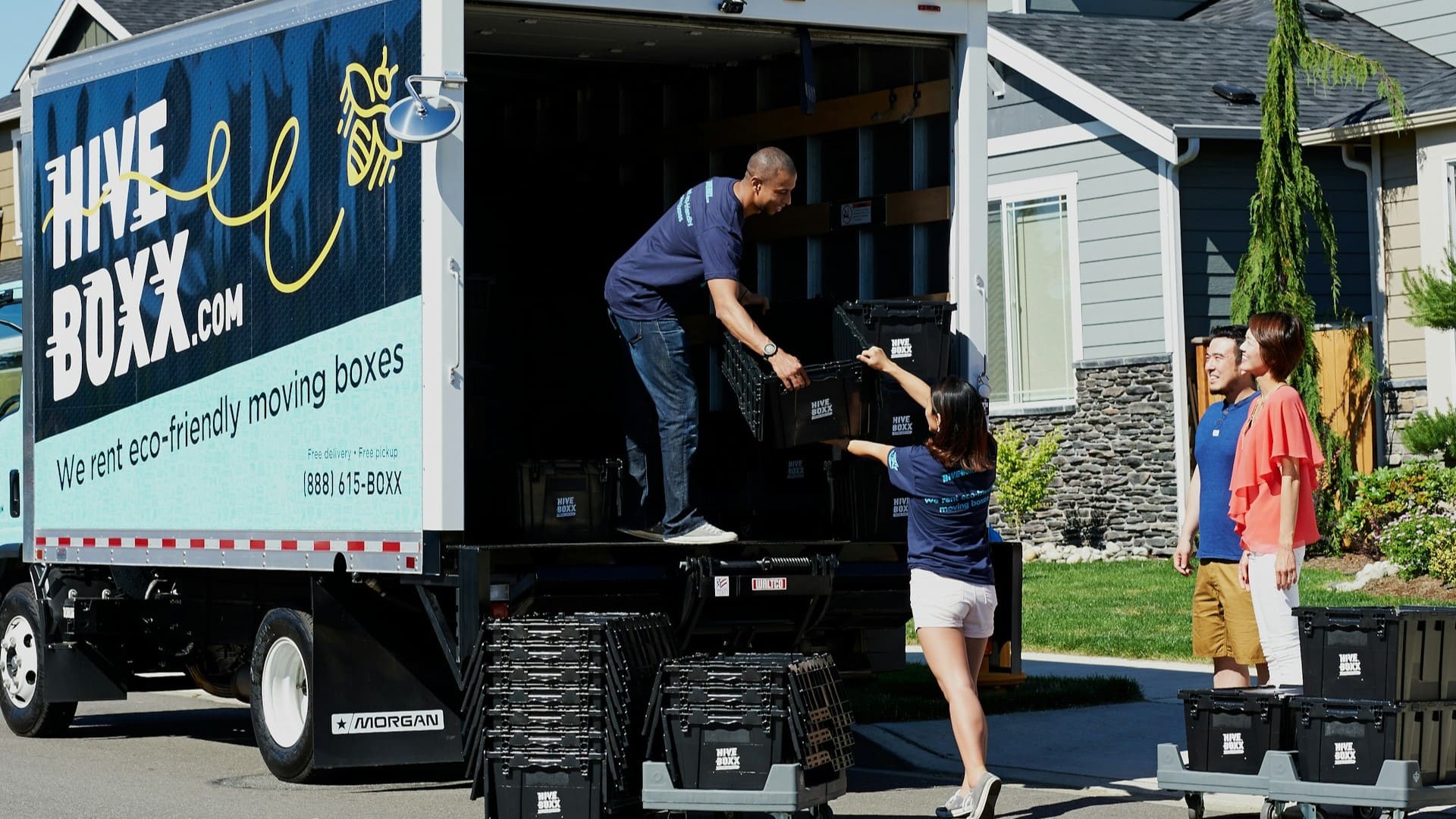 Team laadt herbruikbare verhuisboxen uit voor woningontruiming bij eengezinswoning