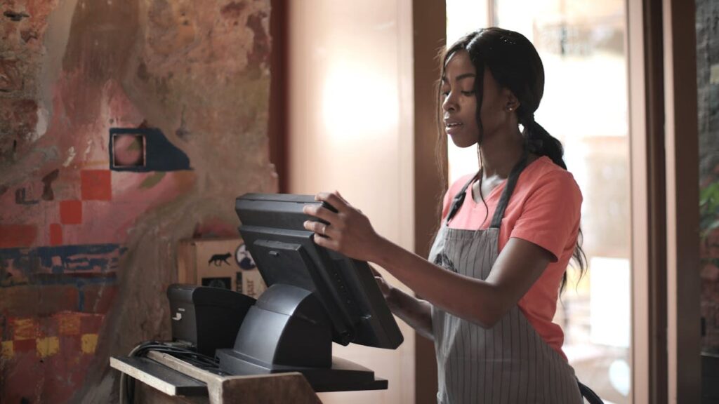 Medewerker bedient digitaal kassasysteem in horecazaak, toont efficiëntie via digitalisering horeca

