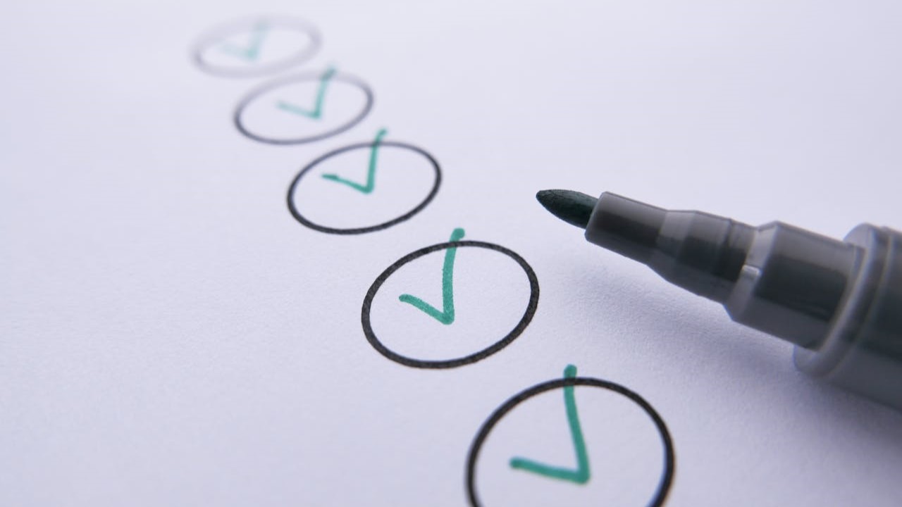 Checklist met groene vinkjes als visuele reminder voor het testen van laadsnelheid website