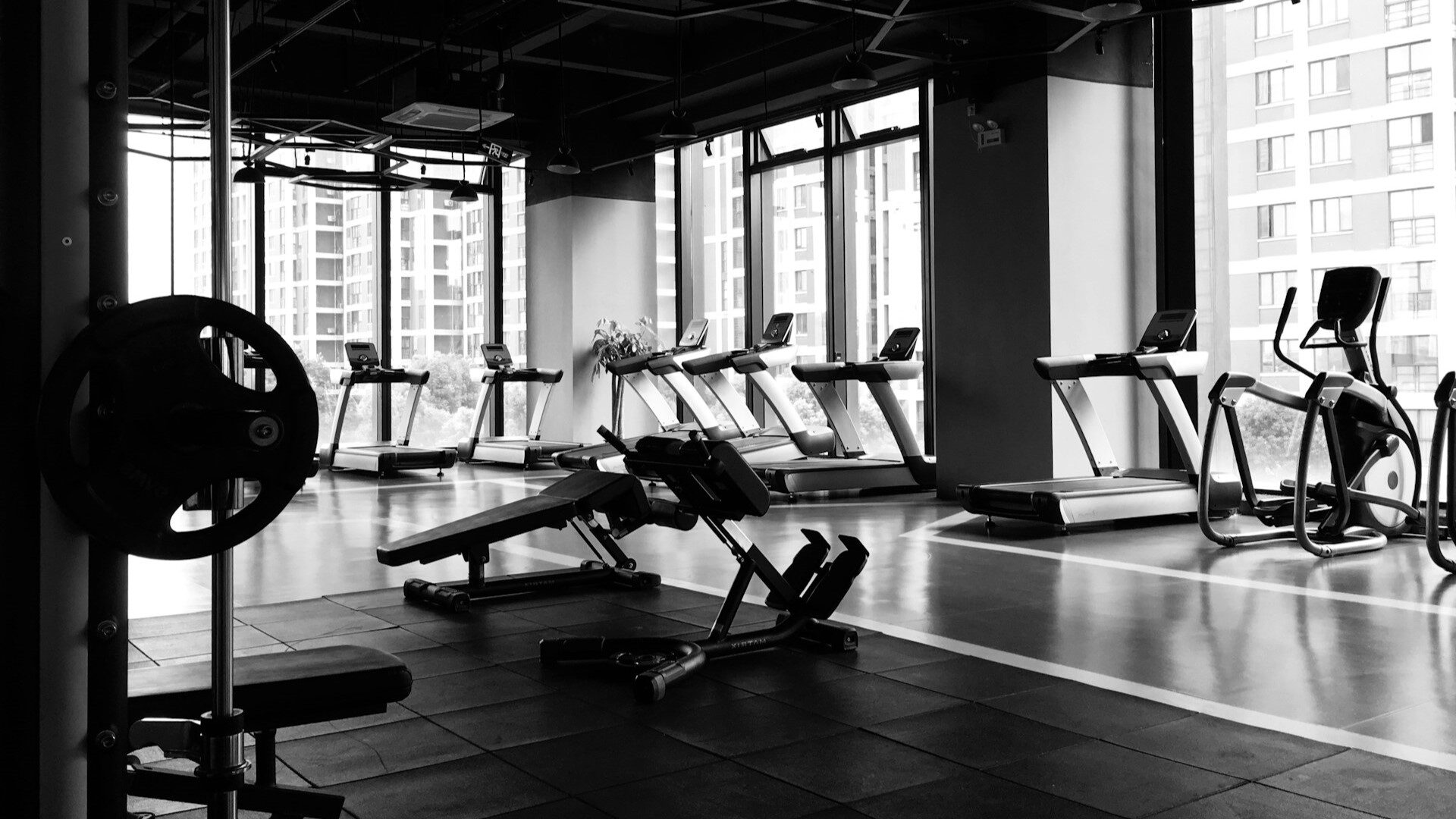 Moderne sportschool met krachttoestellen en loopbanden, ideaal bij sportschool wisselen voor nieuwe motivatie