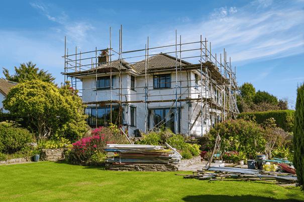 Afbeelding van een huis dat onder constructie is.