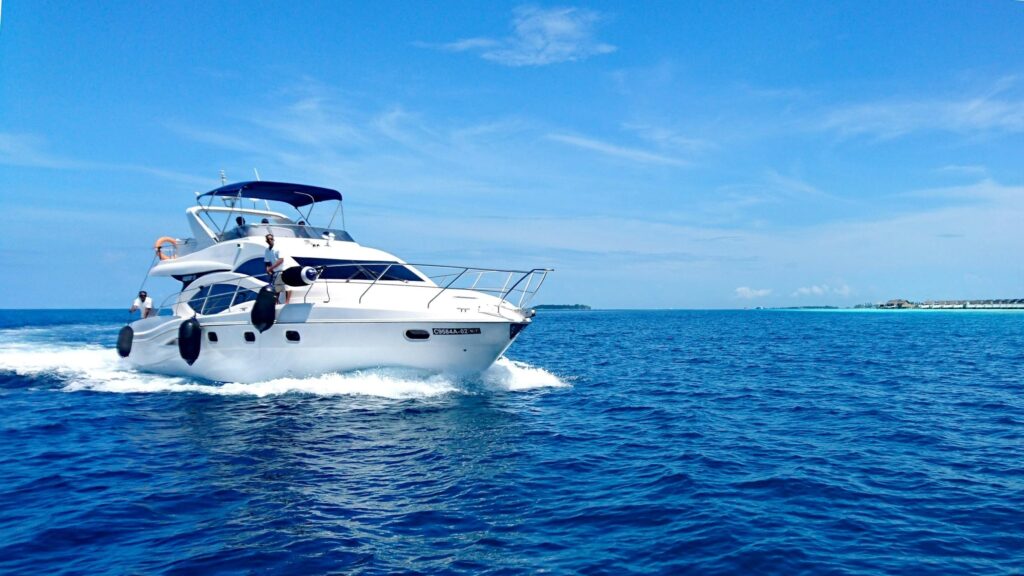 Motorboot vaart op open zee bij helder weer, contrast met boot winterklaar maken