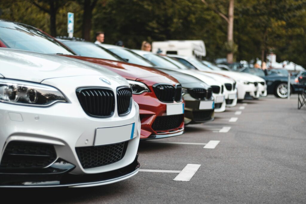 Geparkeerde lesauto’s op rijexamencentrum als illustratie bij BNOR-examen en herhaald praktijkexamen