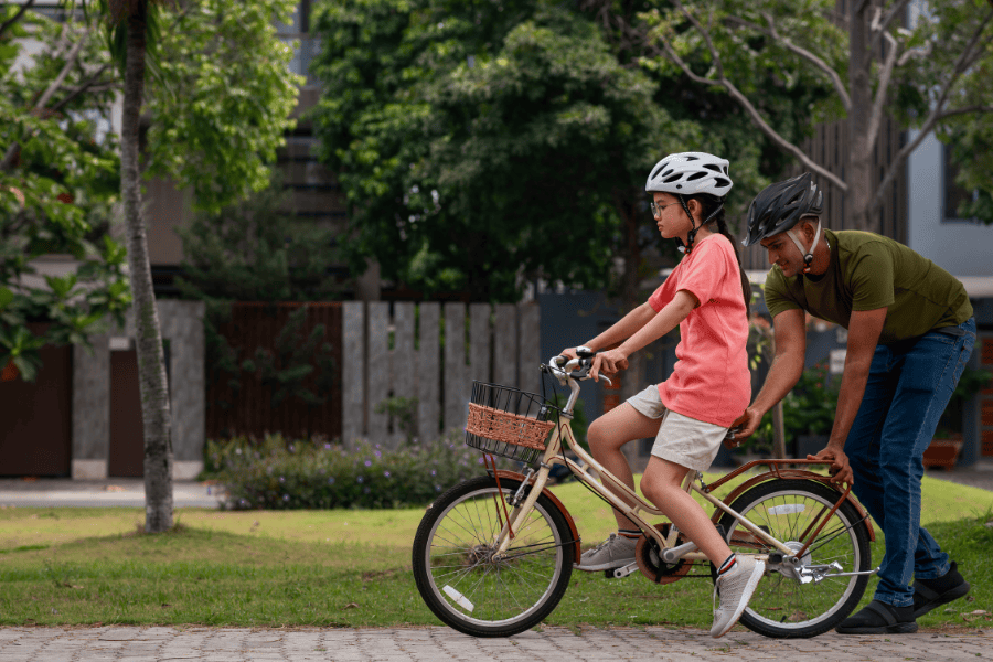 Familie hemp op straat vader en zoon roze shirt helm