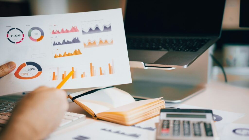Grafieken en rapporten op bureau geven inzicht in administratieve verplichtingen omzet