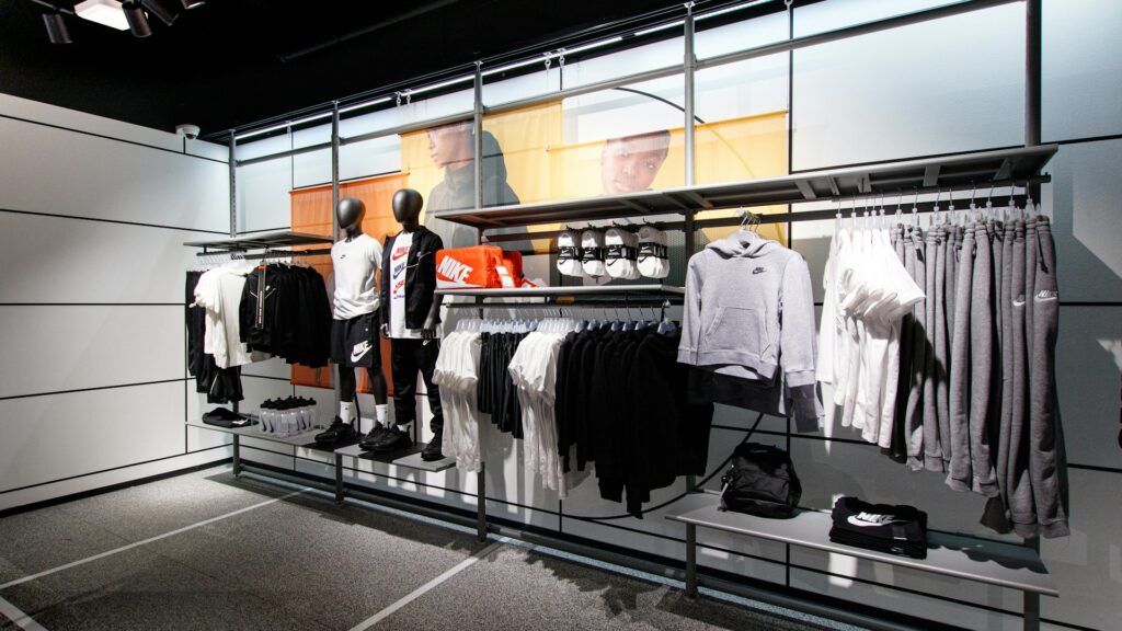 Interieur van kledingwinkel met merkkleding en nette presentatie van kledingrekken en etalage