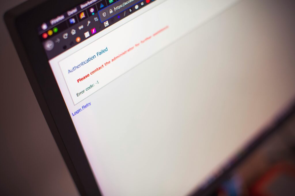 Computerscherm toont foutmelding “Authentication Failed” met verzoek om administrator te contacteren