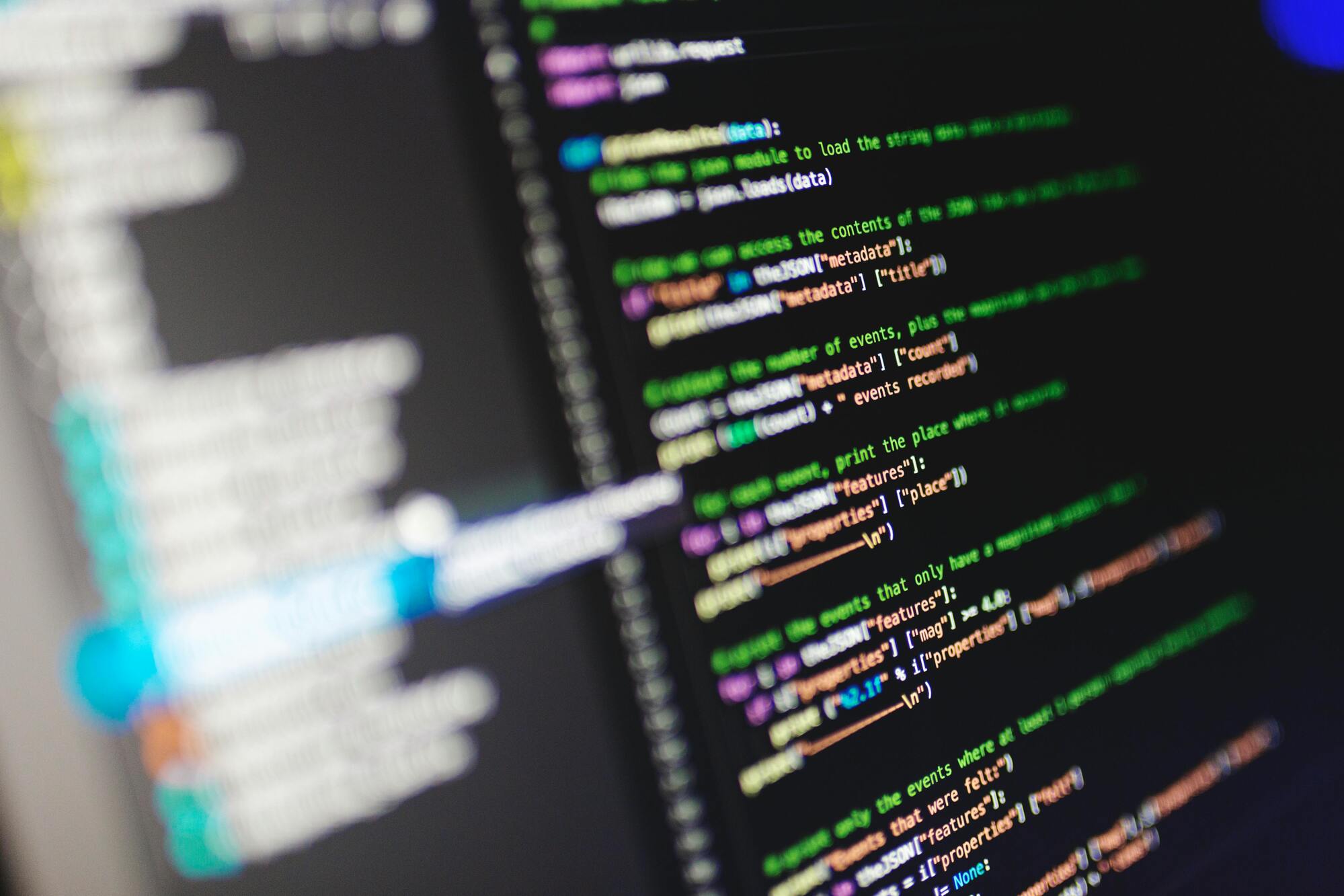 Close-up van computerscherm met programmeercode in verschillende kleuren