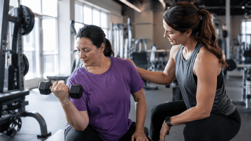 vrouw traint samen met een vrouwelijke personal trainer